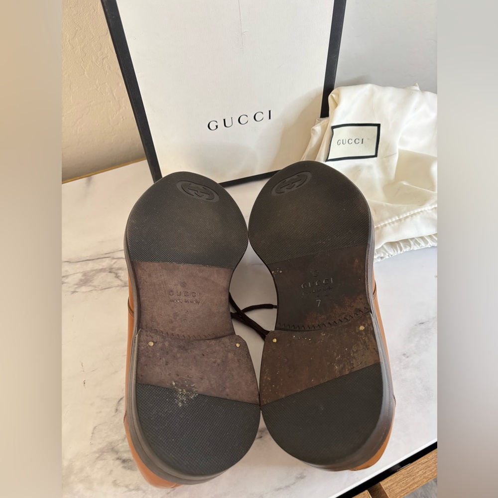 Gucci logo-debossed leather Derby shoes - Picture 9 of 12